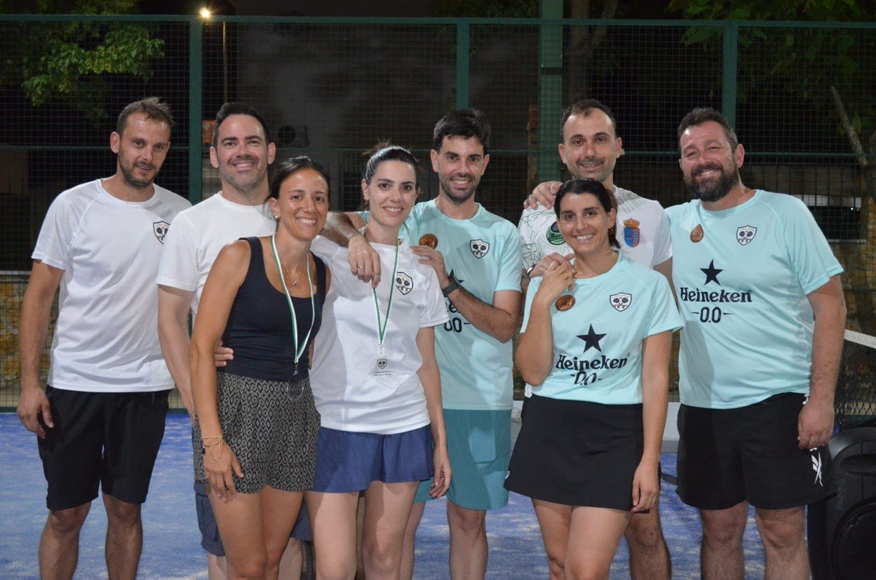 Jugadores del club celebrando un torneo en las pistas